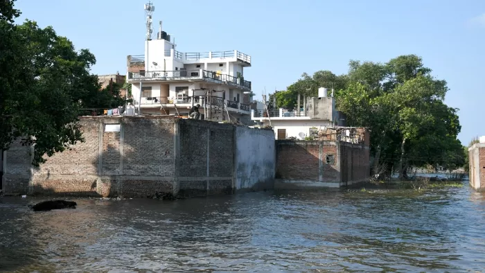 Prayagraj -flood news: Although the water level of ganga and yamuna is dropping, the people of the area concerned are increasing