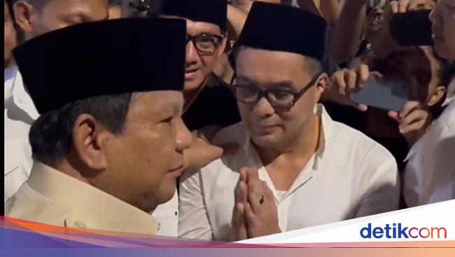 Visit Affan Kurniawan’s funeral home, Prabowo was also welcomed by the managing director of Goto