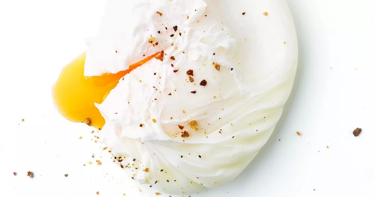 woman’s-‘game-changing’-method-to-poach-an-egg-without-using-a-pan-or-vinegar