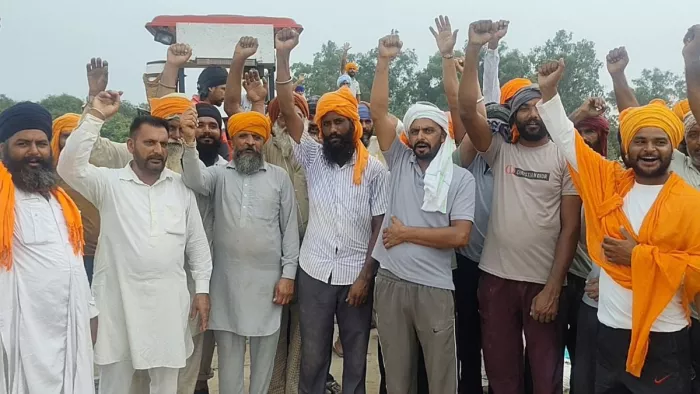 Punjab -flood: Dhusi -Dam weakened in three places, flooded problems for Tarn Taran; Rescue People from 7 Towns -Punjab -Flood Dhussi -Dam weakened in three places for Taran Taran people rescued from 7 towns