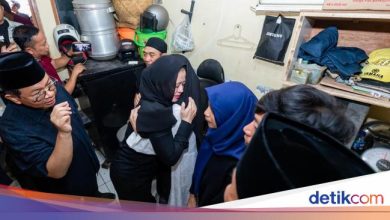 Mrs Calculated with the House of Affan Kurniawan and embraces the mother of the victim