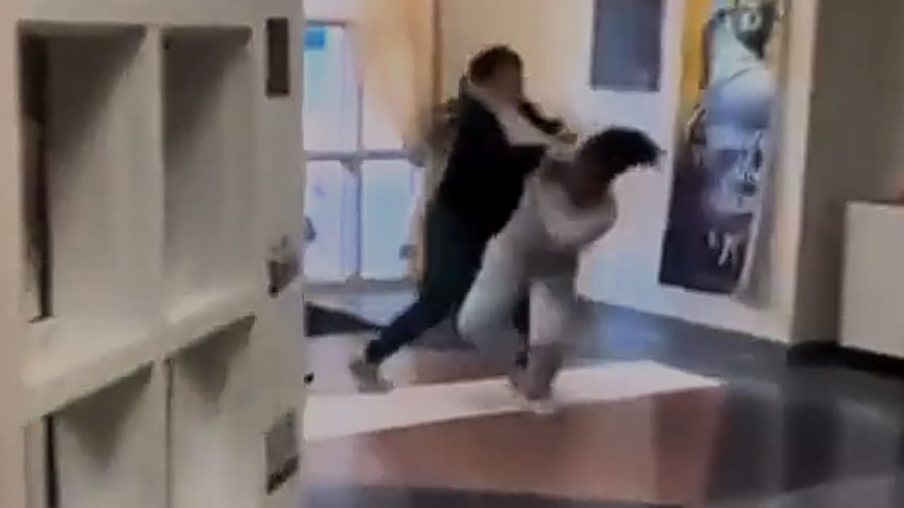 أم تهاجم معلمة بعد أن ضربت طفلها .. فيديو