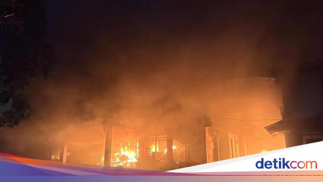 The East Java City DPRD building burned down