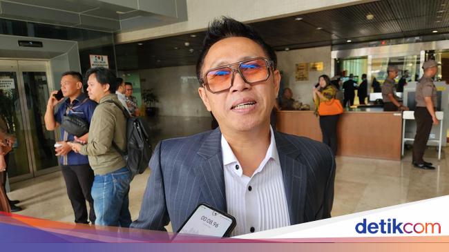 Eko Patrio apologized after dancing in an annual session promised to improve