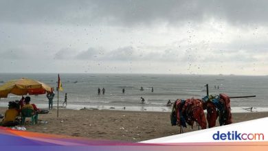 Tourists were found dead on Carita Pandeglang Beach after being hit by the waves