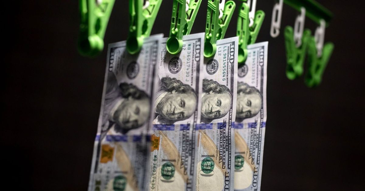The dollar rises to the largest monthly rate with investors using safe ports