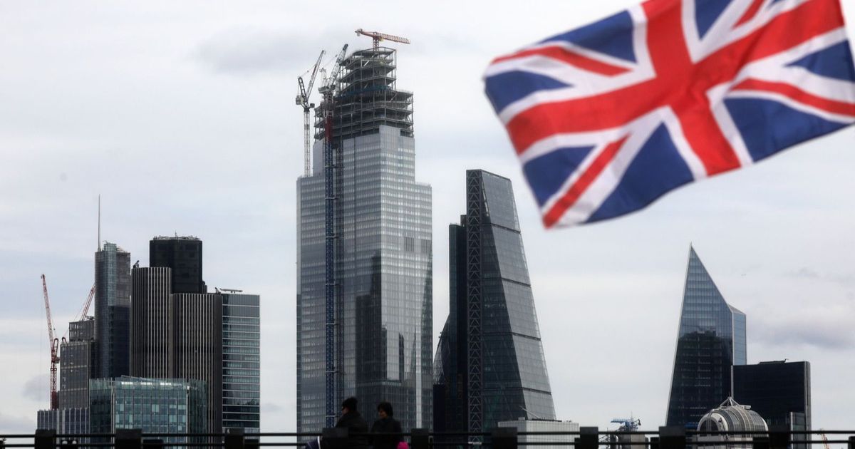A debt storm shake Britain .. Bond returns and sterling under pressure