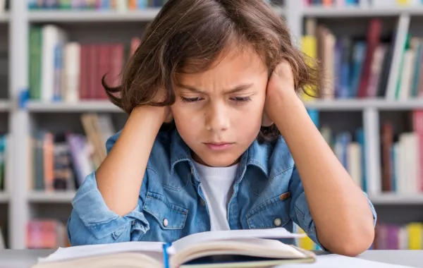 كيف تسيطرين على غضبك عندما يرفض طفلك حل الواجبات المدرسية؟