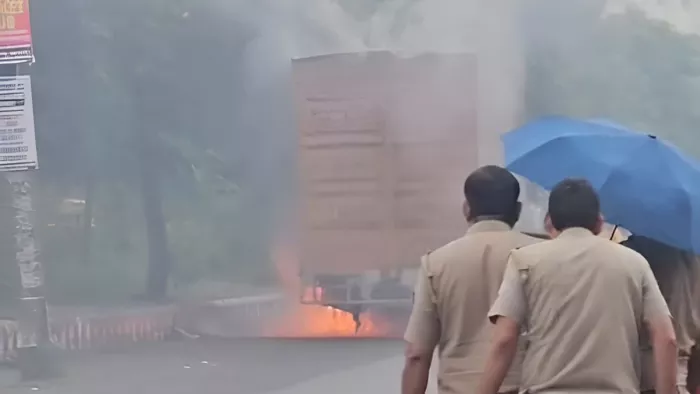 Truck fire due to a high line of tension, cleaner dying; MANAGER’S CONDITION CRITICAL – NCR TRUCK FIRE IN GRETER NEIDA AMPERATOR DIFY A high suspense contact Contact NOIDA NEWS