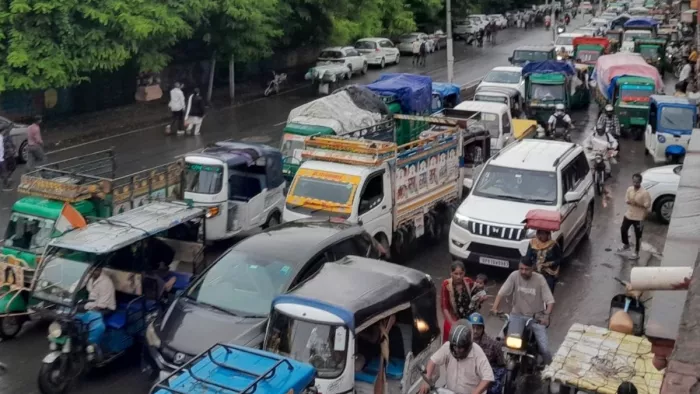 Rain held the traffic system, people held in jam for hours due to weakening – Agra Traffic Chaos Rain Crippels Cit Massive Jams reported