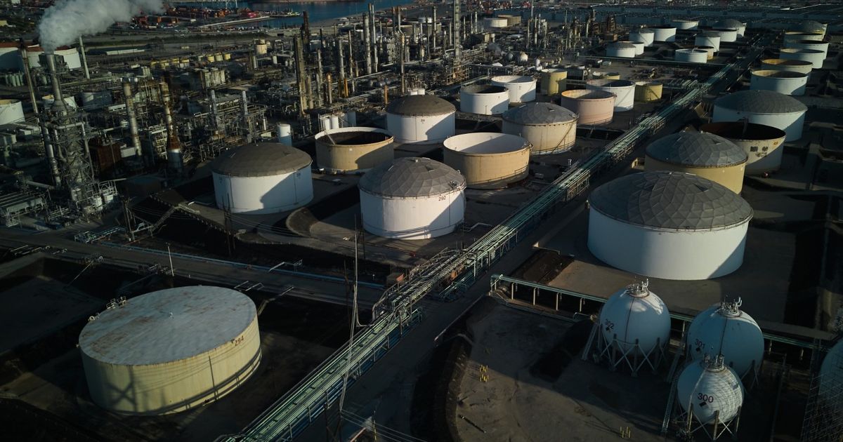 The price of oil goes with the dominance of geopolitical fear before the OPEC+ meeting