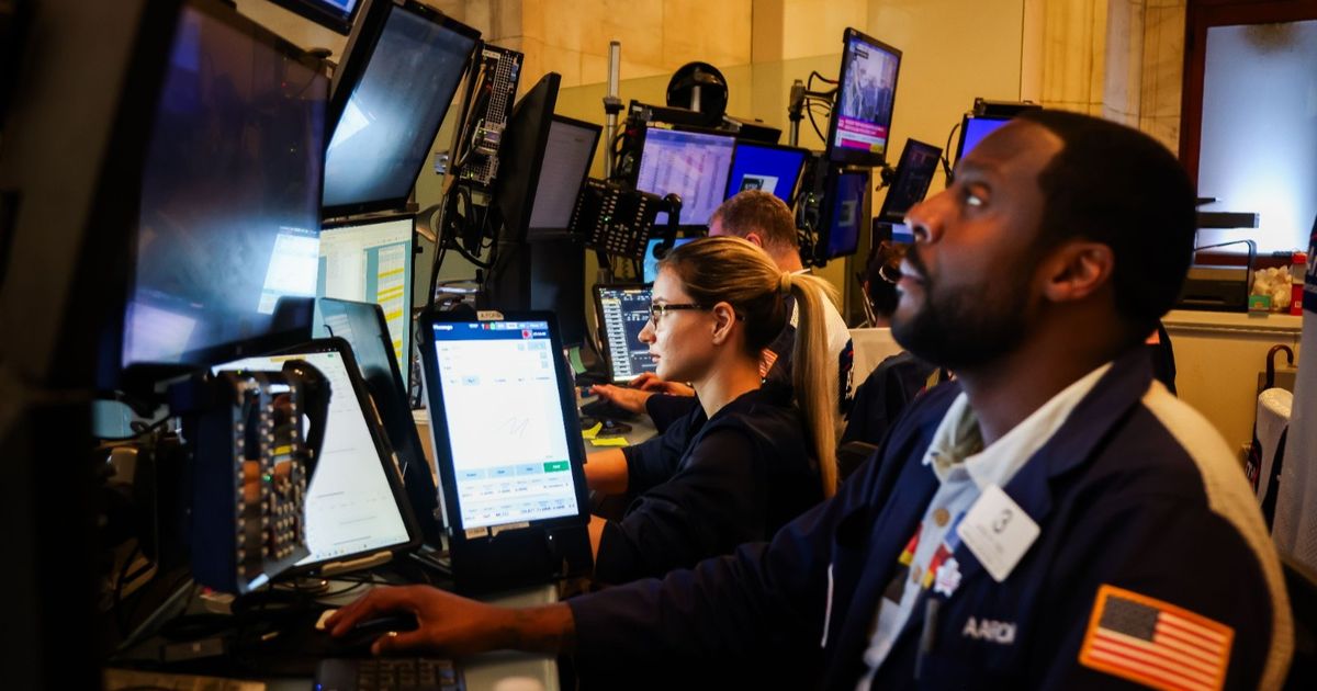 Wall Street takes off because of the losses to shares of technology enterprises