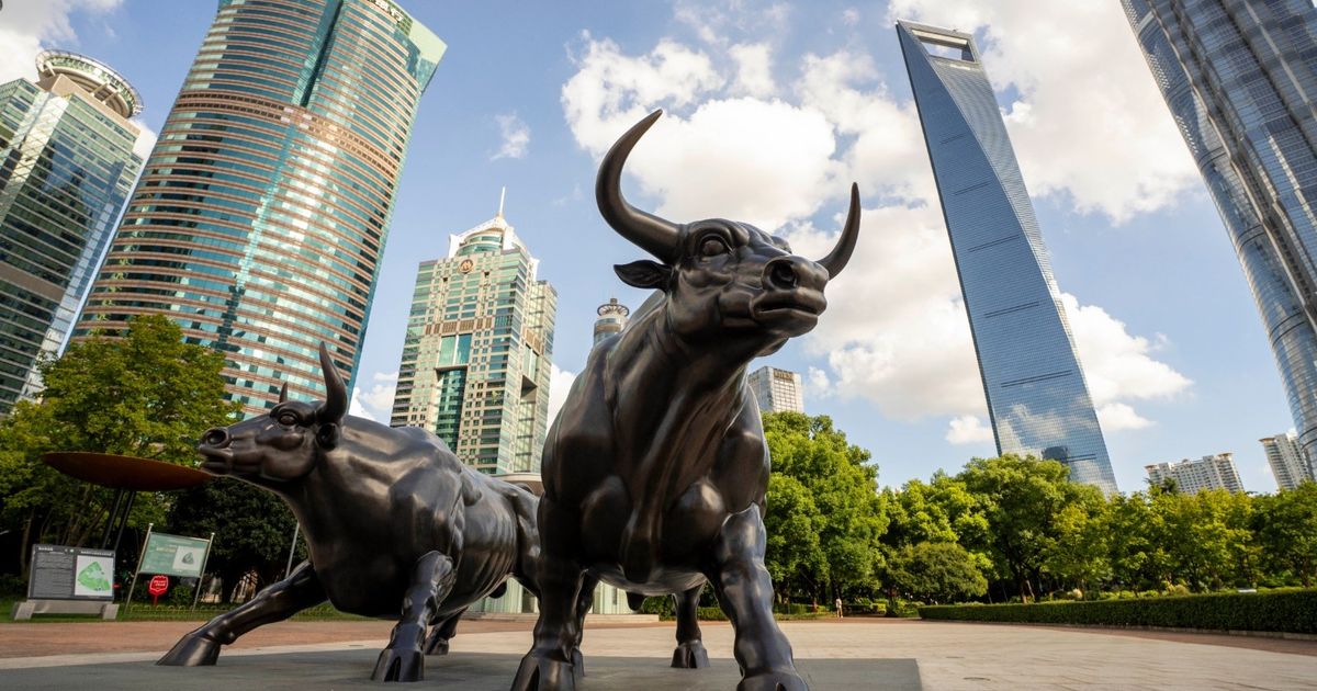 The markets are inhale. The stocks jump and the dollar is working before the report of the US job
