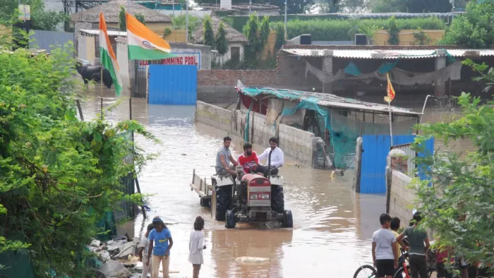 Yamuna flood: 79 thousand water flow in Noida within 2 days, 70 cm. Ncr noida flood relief yamuna water level drops with the presentation