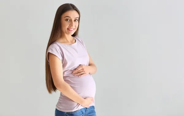 الفرق بين أعراض الحمل الطبيعية والأخرى الخطيرة.. احذري من مضاعفاتها