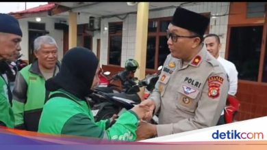 Ciputat Timur sector police shared, part dozens of food packages to ojol