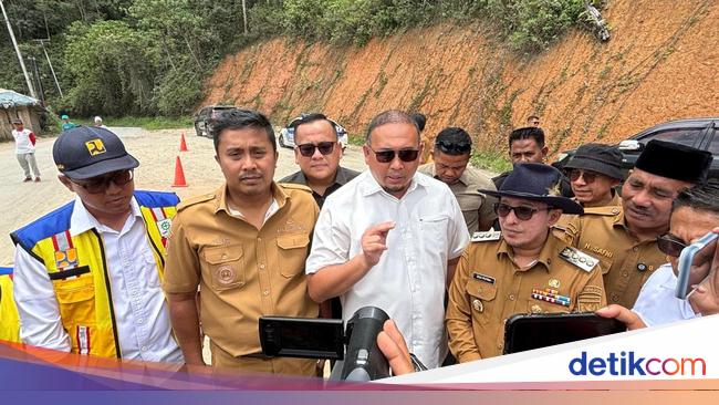Andre Rosiade checked the damaged road payakumbuh-sitangkai, emphasizing it was immediately restored