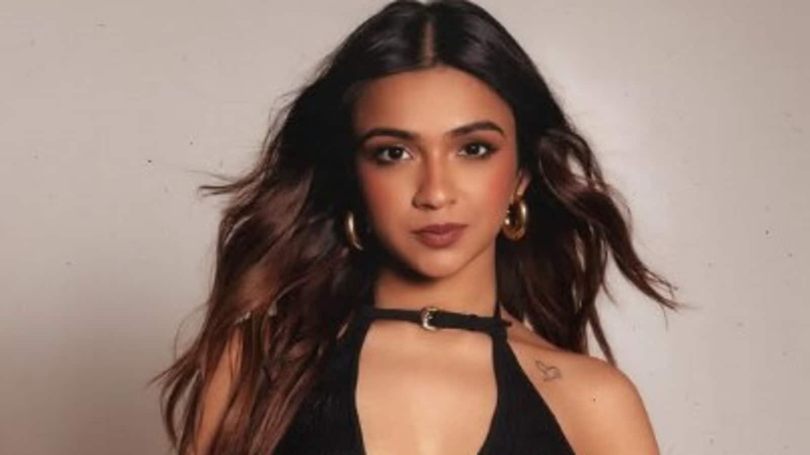 Apoorva Mukhija announces India Tour, let Netizens confused: “What is her talent?”