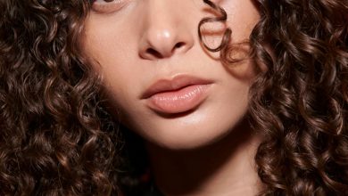 كيف تُحول الزيوت الطبيعية شعرك المجعد إلى تموجات ساحرة؟