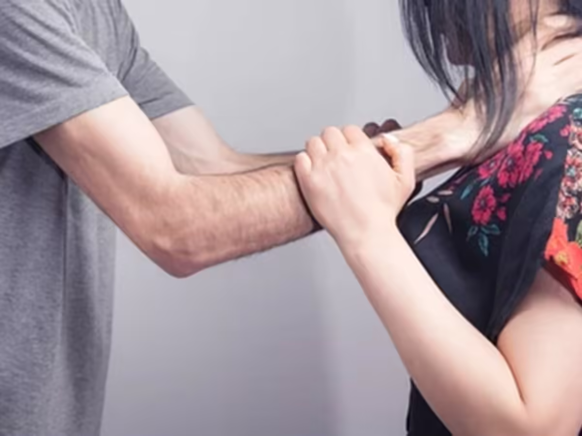 Looks at night with a friend … man turned red with anger, throat cut