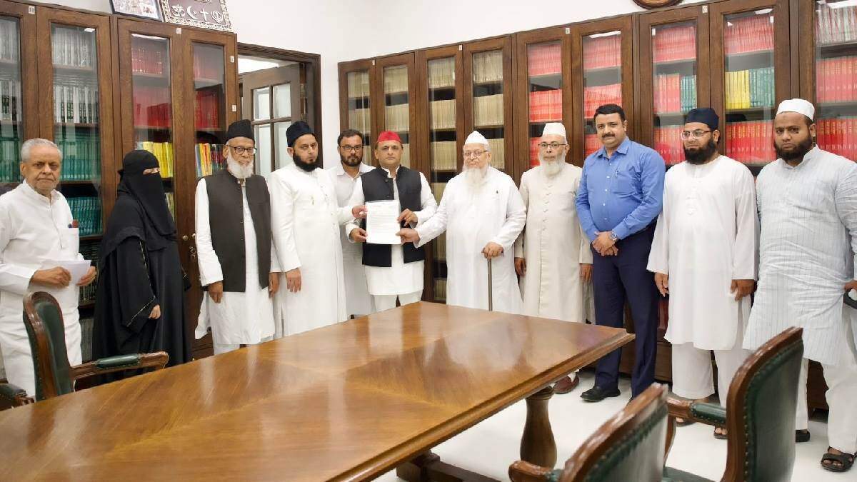 What is the political meaning of the meeting of Akhilesh and Muslim Ulema-e-Karam? Know what is cooking in SP Chief’s mind in the video