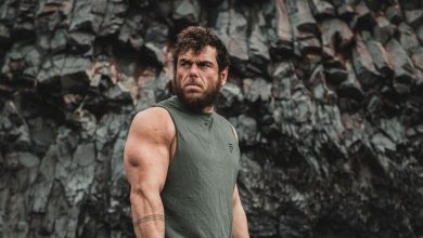 Ross Edgle for the first time ever swam 1,000 kilometers around Iceland, receiving praise from Chris Hemsworth