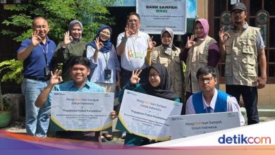 Pegadaian gives a scholarship to the driver of the garbage couch in Indonesia