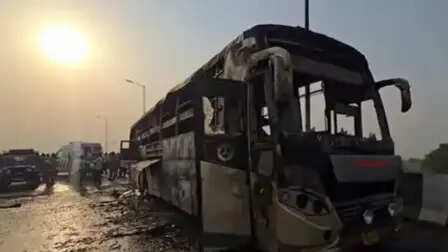 Big accident in Mexico, train hits Double Decker -Bus, 8 people killed, video viral