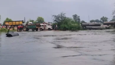 Mathura Flood: Couple sitting on the roof of the car for 45 minutes, book car in Yamuna’s strong stream -Mathura flood car swept away in Yamuna -saved pair that was rescued near Agra