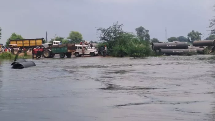 Mathura Flood: Couple sitting on the roof of the car for 45 minutes, book car in Yamuna’s strong stream -Mathura flood car swept away in Yamuna -saved pair that was rescued near Agra