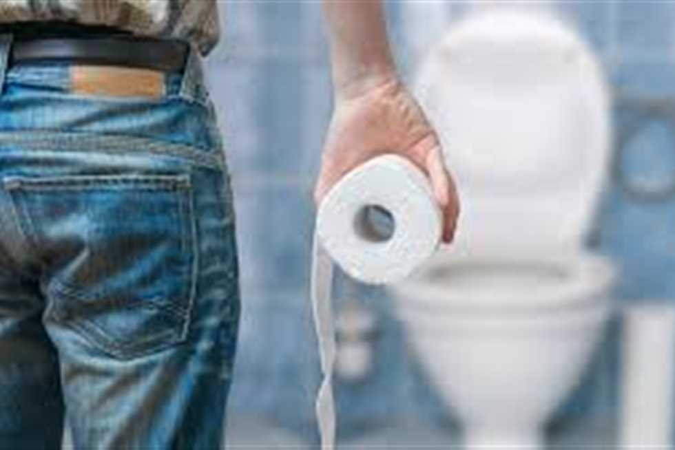 «لو دخلت الموبايل معاك هتندم».. استخدام الهاتف في المرحاض يضاعف خطر الإصابة بالبواسير