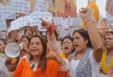 The women of Banaras, Furious on Anirudhacharya, Kalik -granddaughter about the Effigy, ‘I beat four times, I hit the forehead, wrote on the forehead’ -Varanasi News women protest against Anirudh Acharya claim arrest