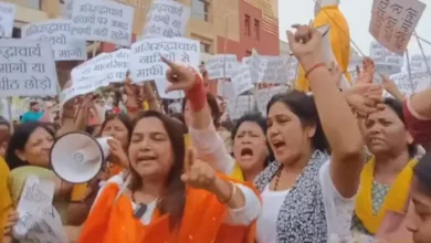 The women of Banaras, Furious on Anirudhacharya, Kalik -granddaughter about the Effigy, ‘I beat four times, I hit the forehead, wrote on the forehead’ -Varanasi News women protest against Anirudh Acharya claim arrest