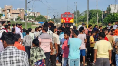 Evil people stopped on the train on Delhi -Rohtak course, protest against the construction of walls on both sides of the railway line -NCR -PROTES in residents of New -Delhi Stop Train on Railway Wall Construction