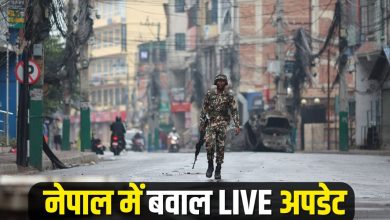 Nepal -Protes: Army Head in Nepal in the field, stationed on the street, strict warning to protesters