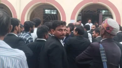 Police arrested false ACB official, an accused lawyer came out during the court appearance, the advocates came out of resentment, assault with the policeman -police caught him after claiming to be a false ACCB officer, during his lead in court, an accused
