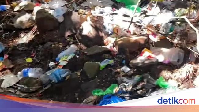 Trash Stacked on Mount Dear Pangrango after a long vacation last week