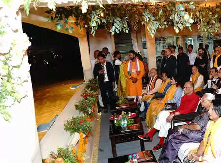 Mauritius Premier Naveen Chandra Ramgulam saw Ganga Aarti in Varanasi
