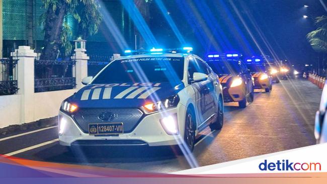 Give a sense of security, held the metro police a large -scale patrol in South Jakarta