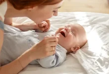 ما هي الأصوات الصحية التي يصدرها مولودك في شهوره الأولى؟