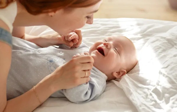 ما هي الأصوات الصحية التي يصدرها مولودك في شهوره الأولى؟