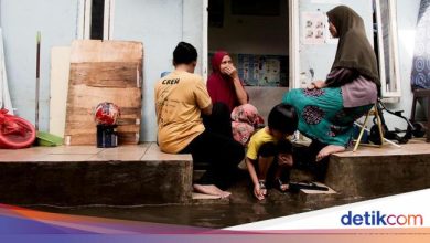 4 rt in South Jakarta flooded tonight the height of the water is 90 cm