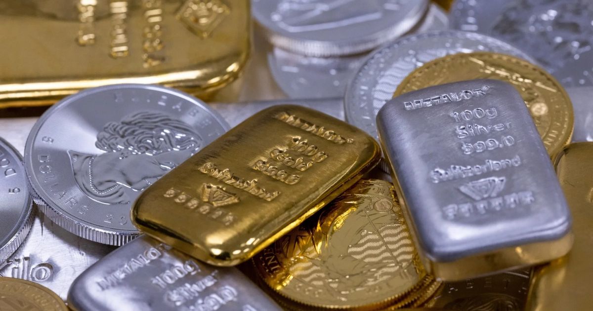 The price of gold is near its historic and silver peak increases its standard level