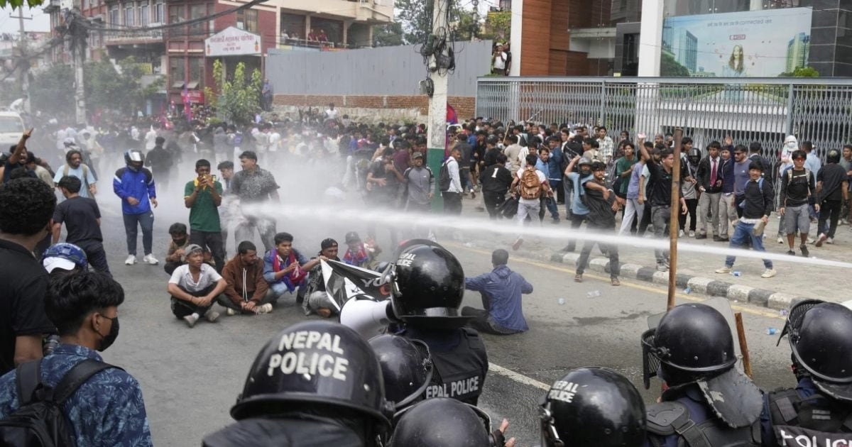 Nepal -Onrus: Ruckus outside the headquarters of the army in Nepal, crack in Gen Z leadership, clashed over the interim government matter