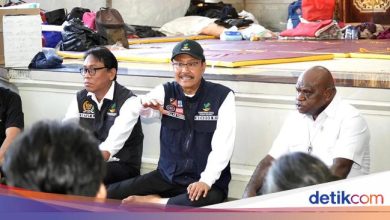 Social Minister with Human Rights Visit Flood Tluching Post in Bali