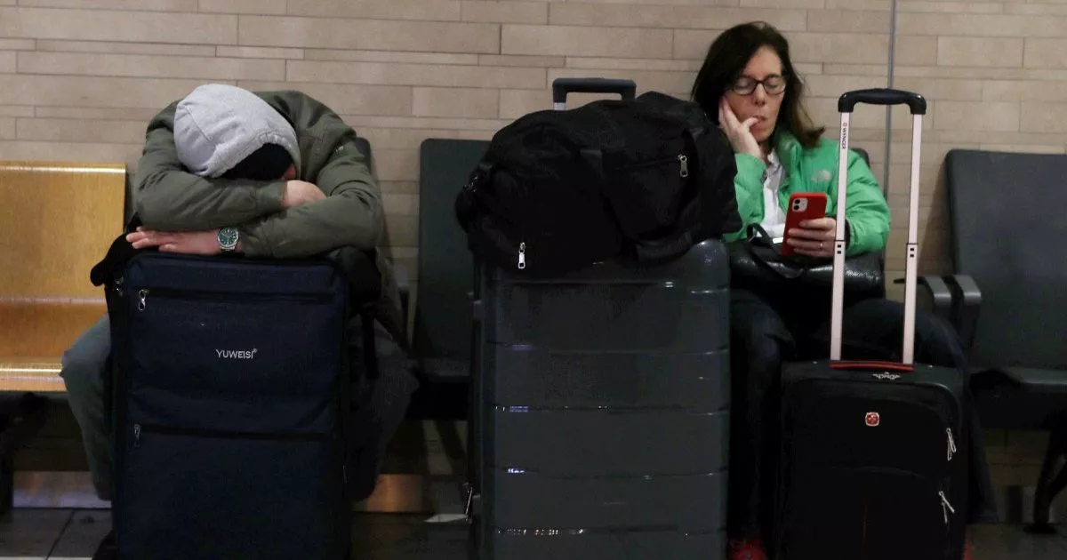 flyers-‘most-consuming-irritations-consist-of-recling-seats,-crying-teenagers-and-drunk-folks