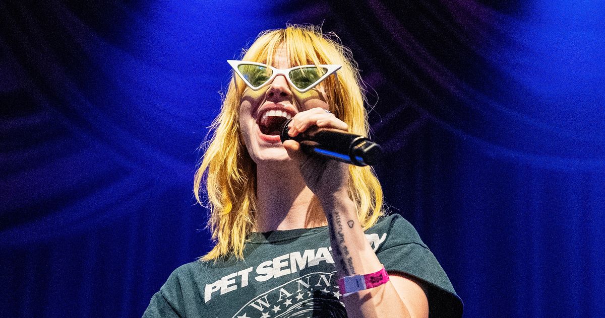 hayley-williams-drops-her-novel-album-and-a-tune,-‘parachute’