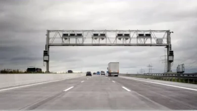 MArut News: On Delhi -Merut Expressway, three youths laid down the moving car, video -viral -youths perform stunt on the car on Delhi Meerut Expressway