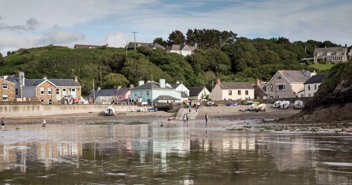 tiny-uk-village-with-propper-seaside-pub,-next-level-seafood-and-somewhat-seaside