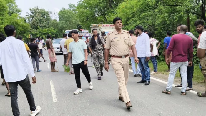 Uncontrollable truck hit the bike on the Govindpur -Sahibganj highway, one death and the other’s condition critical -trucking truck accident on Govindpur Sahibganj Highway One Dead
